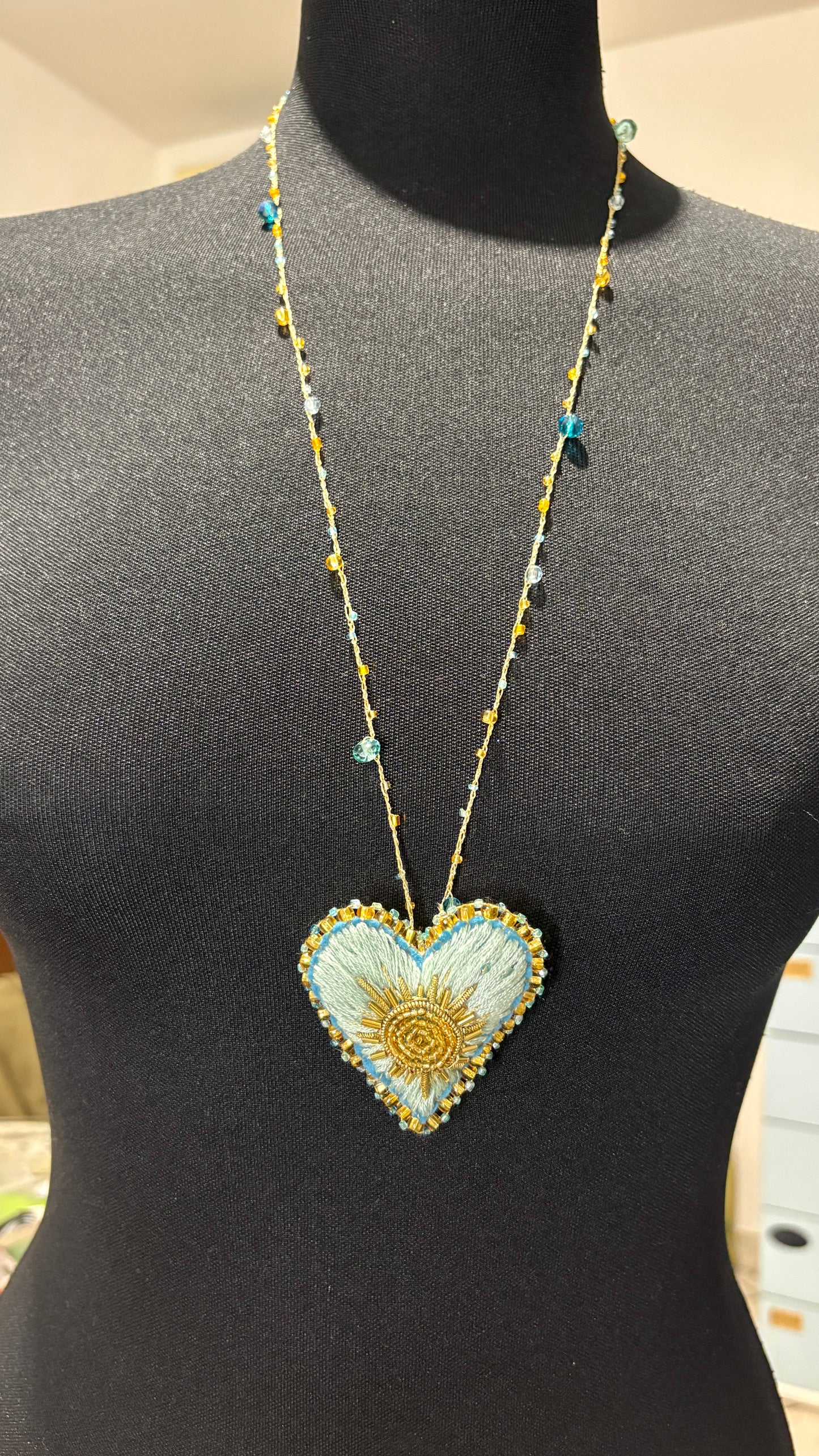 Cuore ricamato azzurro con sole